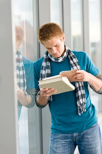 Male teenager read book — Stock Photo, Image