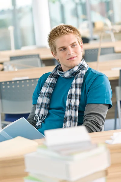 Tankeväckande Manlig Student Med Bok Sitter Klassrummet — Stockfoto