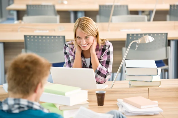 Due studenti con libri e laptop in classe — Foto Stock