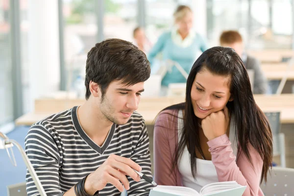 Två Studenter Läsa Bok Klassrummet Vid Universitet — Stockfoto