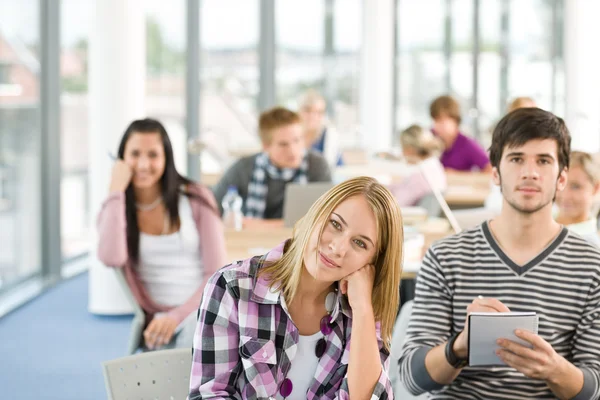 Klass på high school - elever i klassrum — Stockfoto