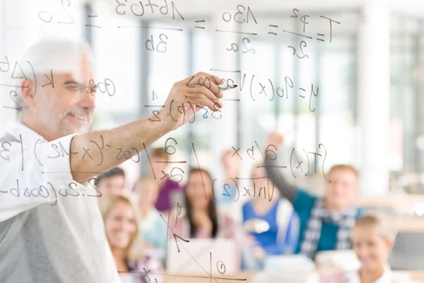 高校の教室での教授と学生の数学の授業 — ストック写真