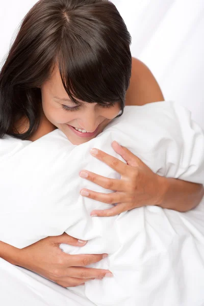 Lachende Jonge Vrouw Witte Bed Ondiep Dof — Stockfoto