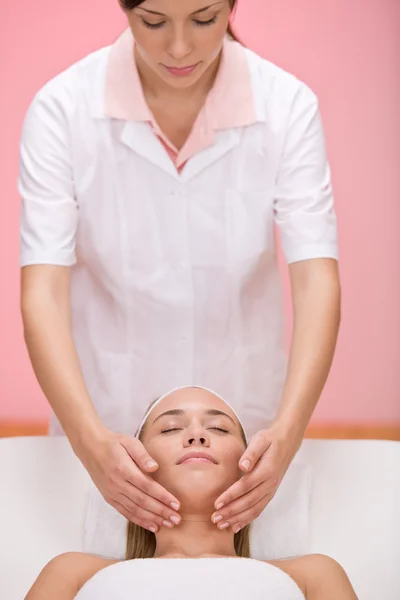 Догляд за тілом жінка розкішний масаж обличчя — стокове фото