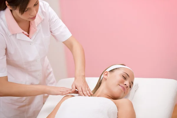 Soins Corps Une Femme Reçoit Massage Luxe Spa Jour — Photo