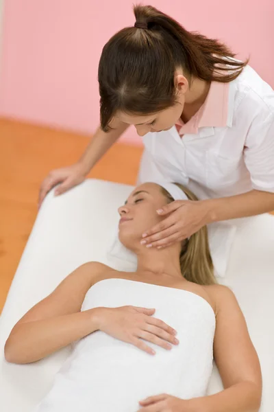 Cura del corpo - massaggio viso di lusso donna — Foto Stock