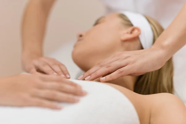 Cuidados com o corpo - mulher luxo massagem facial — Fotografia de Stock