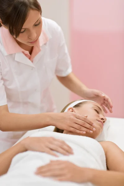 Soins Corps Une Femme Reçoit Massage Facial Luxe Spa Jour — Photo