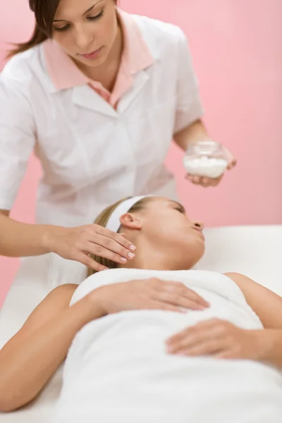 Cuidados com o corpo - tratamento de cosméticos mulher — Fotografia de Stock