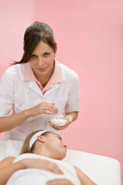 身体护理 女人化妆品治疗在日间水疗中心由美容师 — 图库照片