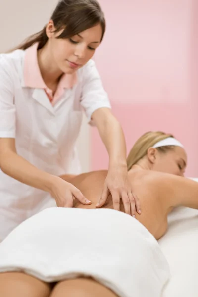 Kroppsvård - kvinna tillbaka massage — Stockfoto