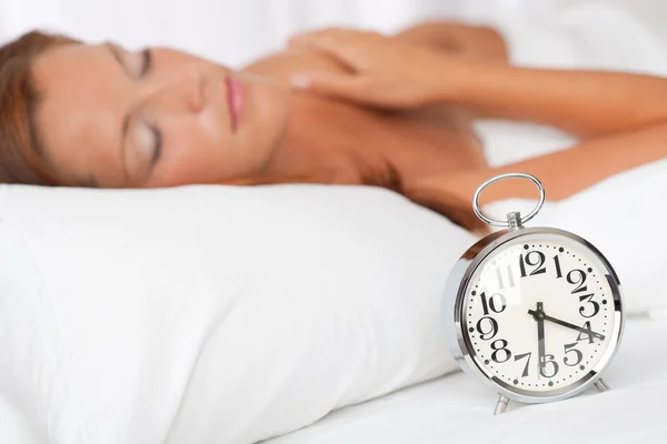 Годинник Тривоги Стоячи Ліжку Жінка Задньому Плані Неглибокий Dof — стокове фото