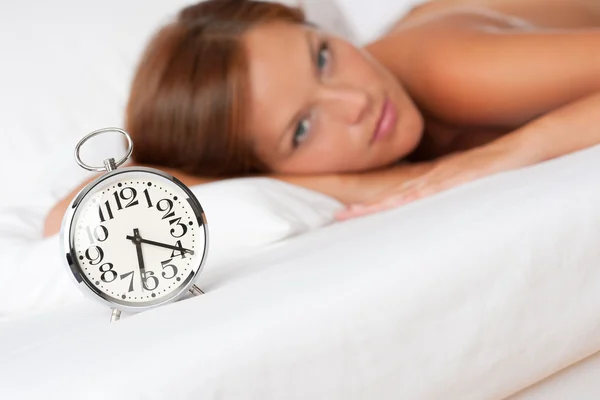 Ξυπνητήρι Που Στέκεται Κρεβάτι Γυναίκα Στο Παρασκήνιο Ρηχά Dof — Φωτογραφία Αρχείου