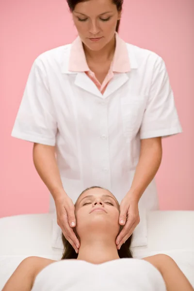 Cuidados com o corpo - mulher massagem facial — Fotografia de Stock