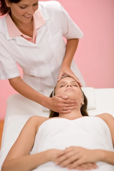 Cura Del Corpo Massaggio Viso Donna Alla Spa Diurna — Foto Stock