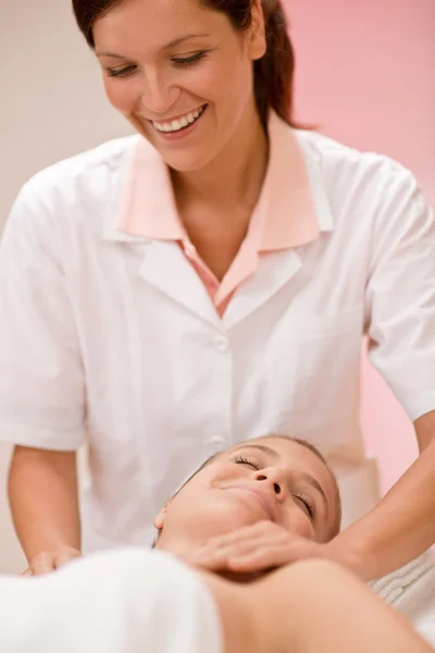 豪华护理 乳沟的女人在水疗中心按摩 — 图库照片