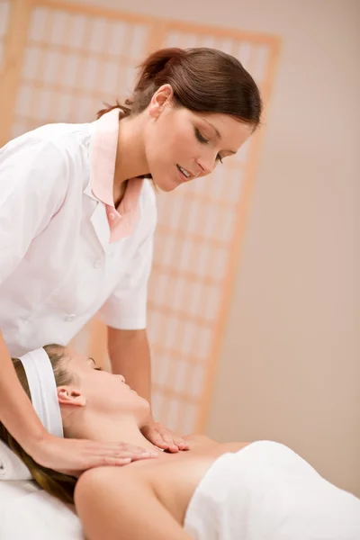 Pielęgnacja ciała Wellness - kobieta w masażu — Zdjęcie stockowe