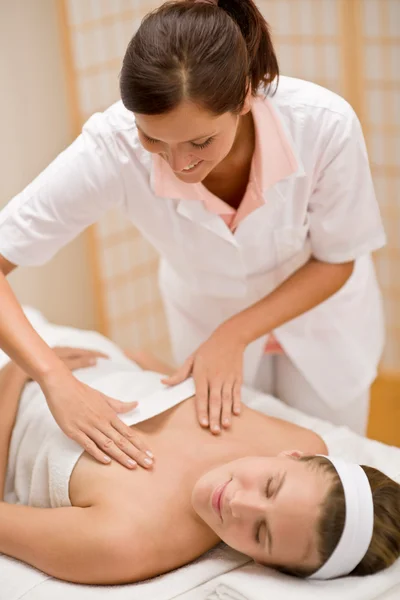Skincare-woman cleavage massage at salon — 图库照片