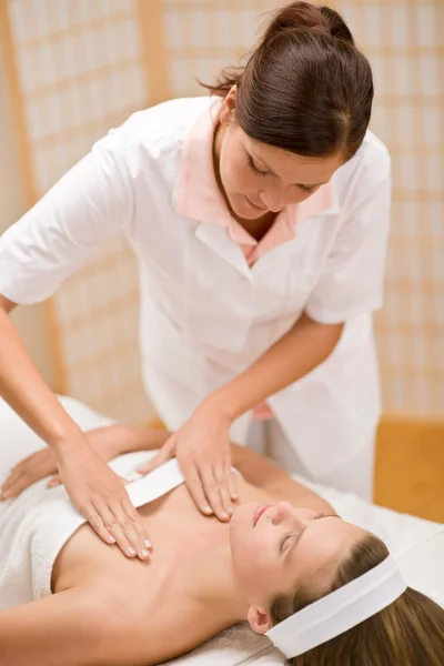 Skincare-woman cleavage massage at salon — 图库照片