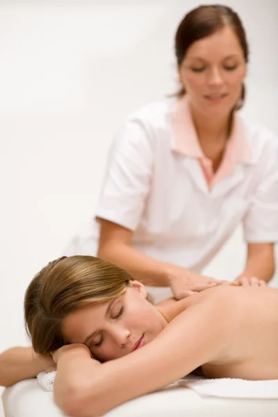 Péče o tělo - žena zpět masáž — Stock fotografie