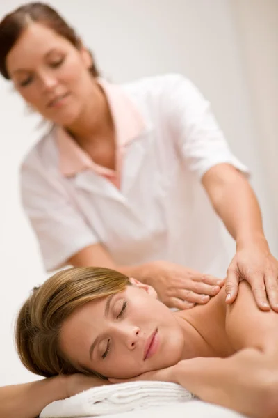 Cuidado Lujo Mujer Recibiendo Masaje Espalda Centro Spa — Foto de Stock