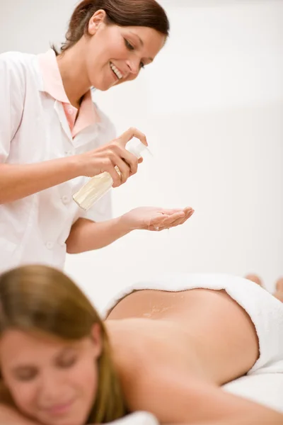 Cuidado Com Corpo Mulher Massagem Nas Costas Masseus Segurando Garrafa — Fotografia de Stock
