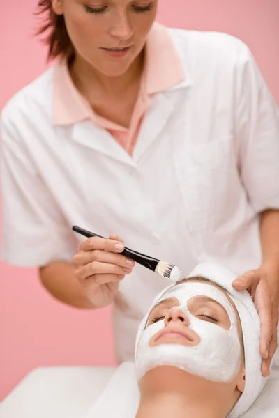 Ansiktsmask - kvinna på skönhetssalong — Stockfoto