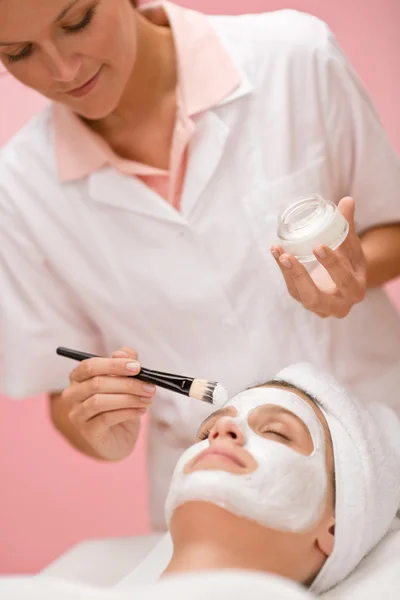 Máscara Facial Mujer Salón Belleza Recibiendo Tratamiento — Foto de Stock