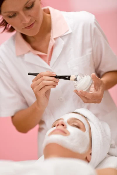 Ansiktsmask - kvinna på skönhetssalong — Stockfoto