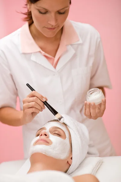 Máscara Facial Mulher Salão Beleza Recebendo Tratamento — Fotografia de Stock