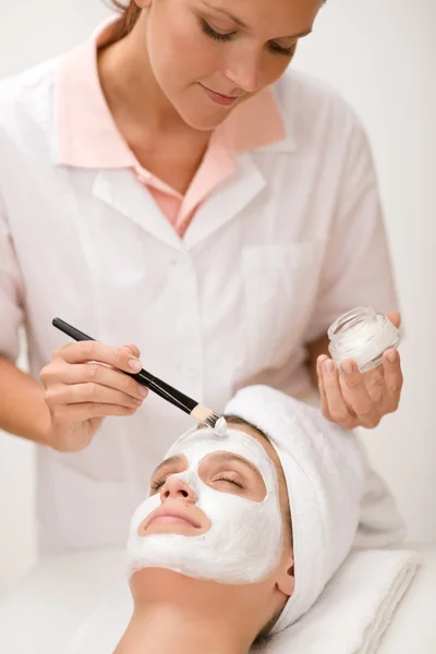 Gesichtsmaske - Frau im Schönheitssalon — Stockfoto