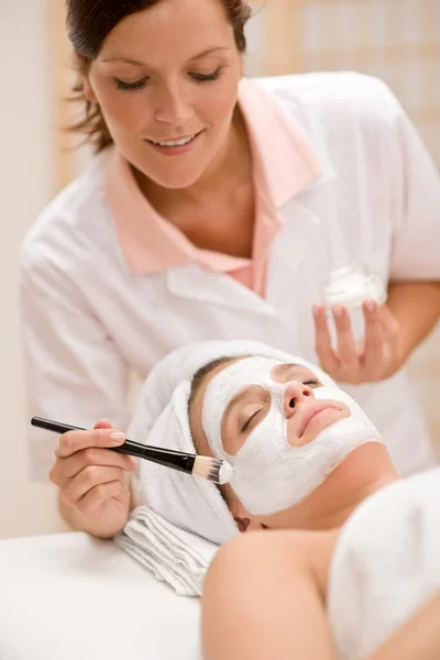 Facial mask - Woman at beauty salon — Stock Photo, Image