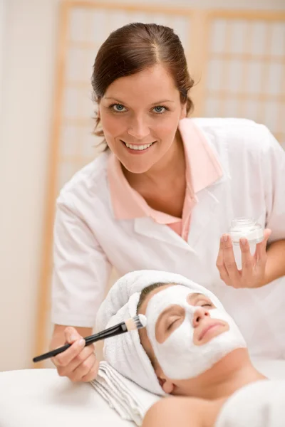 Máscara Facial Mulher Salão Beleza Recebendo Tratamento — Fotografia de Stock