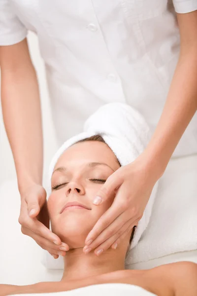 Cura del corpo - donna a massaggio di faccia — Foto Stock