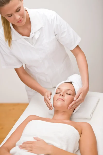 El cuidado del cuerpo - la mujer al masaje facial — Foto de Stock