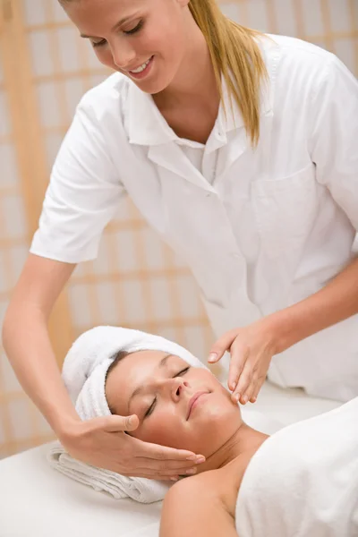 Cuidados Com Corpo Mulher Massagem Facial Centro Spa — Fotografia de Stock