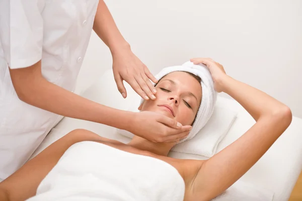 Cuidado Corporal Mujer Masaje Facial Centro Spa —  Fotos de Stock
