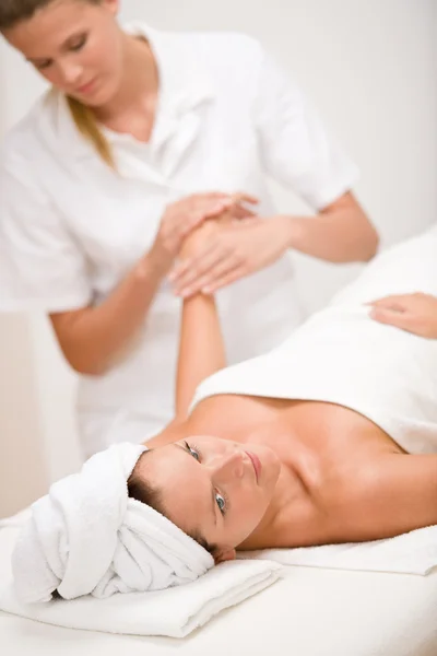 Догляд за тілом жінка масаж рук — стокове фото
