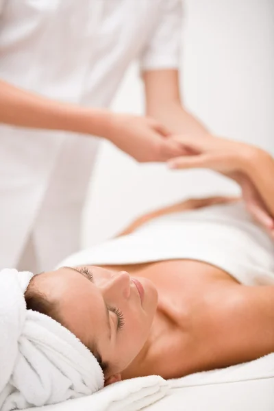 Luxuspflege Frau Bei Massage Wellnesszentrum — Stockfoto