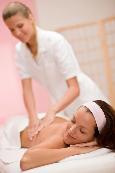 Kroppsvård - kvinna tillbaka massage — Stockfoto