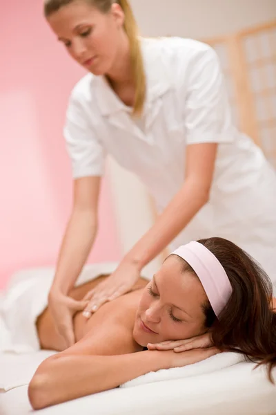 Péče o tělo - žena zpět masáž — Stock fotografie