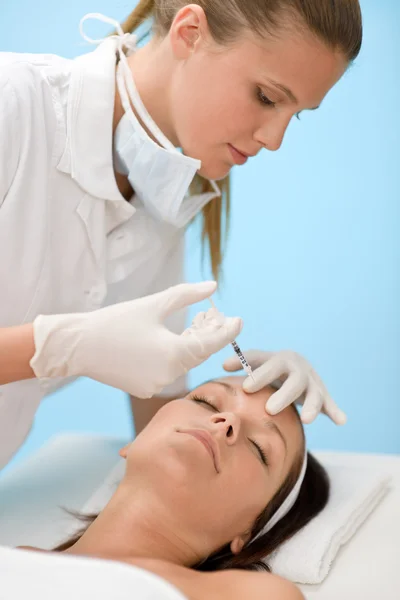Botox injection - Woman in cosmetic medicine treatment — Stock Photo, Image