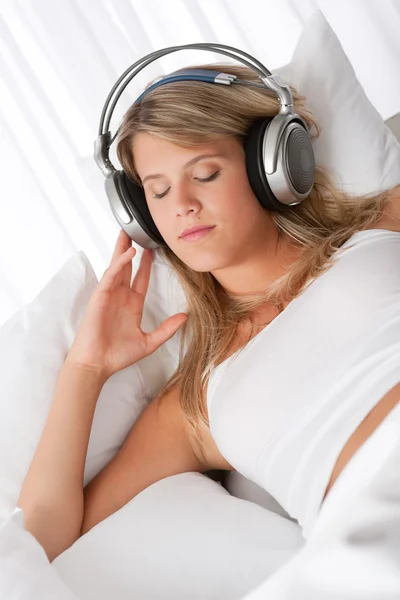 Blonde Vrouw Met Koptelefoon Luisteren Naar Muziek Met Gesloten Ogen — Stockfoto