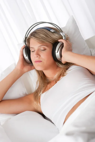 Blonde Vrouw Met Koptelefoon Luisteren Naar Muziek Met Gesloten Ogen — Stockfoto