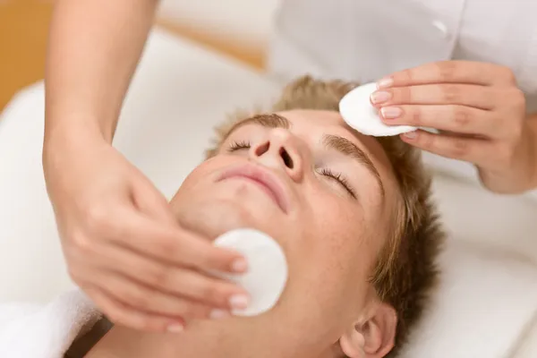 男性化妆品-清洗面部治疗 — 图库照片