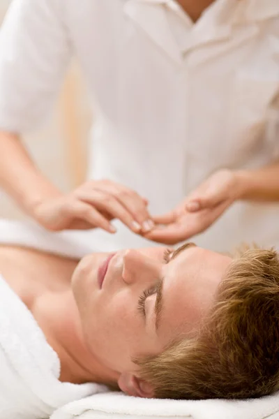 Чоловіча косметика - масаж обличчя — стокове фото