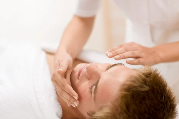Чоловіча косметика - масаж обличчя в салоні — стокове фото