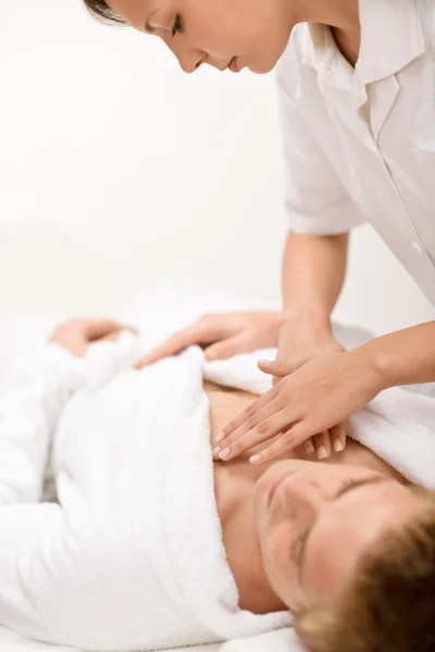 Männliche Kosmetik - Massage im Wellnessbereich — Stockfoto