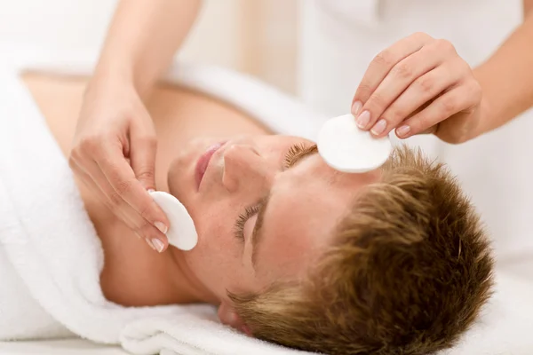 Cosméticos masculinos - tratamento facial de limpeza — Fotografia de Stock