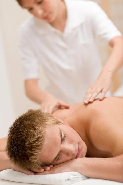 Uomo Con Massaggio Alla Schiena Lusso Nel Centro Benessere — Foto Stock